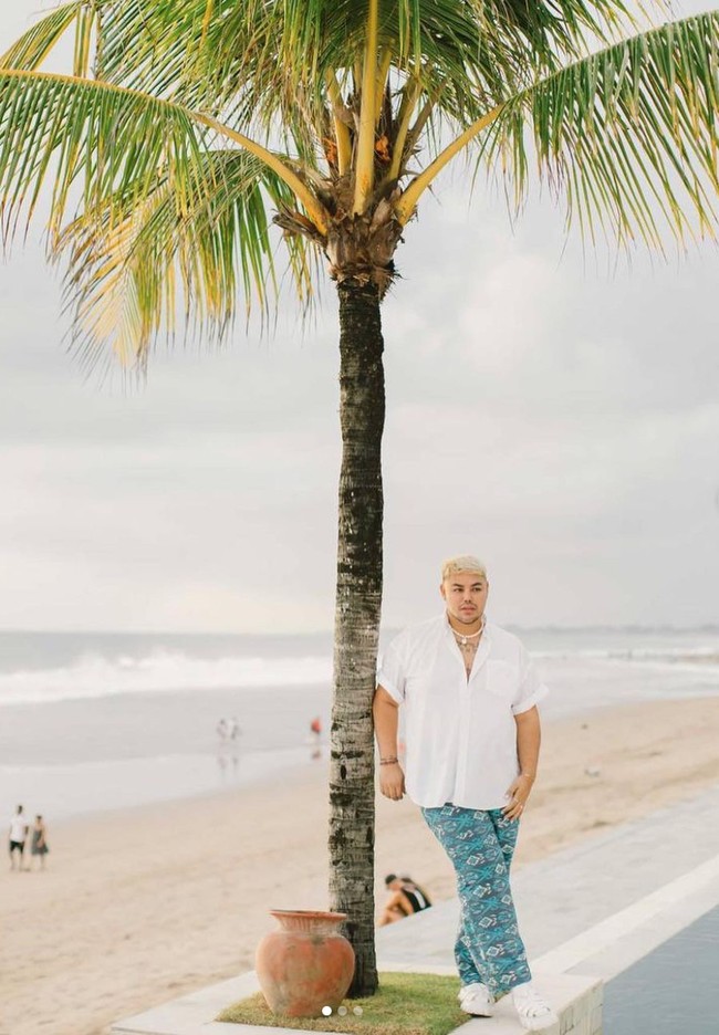 Begini penampilan desainer kondang tanah air itu dengan rambut baru blondenya yang terlihat lebih rapih. Kalau kamu lebih suka Ivan Gunawan berambut blonde atau hitam? Foto: Instagram/@ivan_gunawan