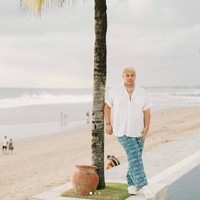 Begini penampilan desainer kondang tanah air itu dengan rambut baru blondenya yang terlihat lebih rapih. Kalau kamu lebih suka Ivan Gunawan berambut blonde atau hitam? Foto: Instagram/@ivan_gunawan