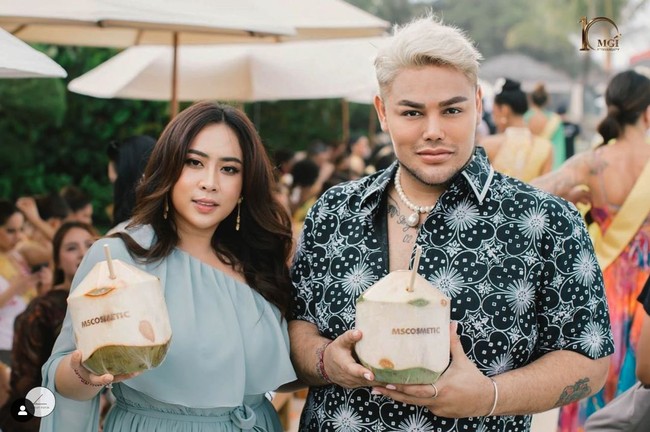 Tak hanya dipuji makin tampan, penampilan baru Ivan Gunawan dengan rambut blonde juga membuatnya disebut jadi terlihat semakin fresh. Look Fresh Kak, komentar salah seorang netizen. Bagaimana menurutmu? Foto: Instagram/@ivan_gunawan