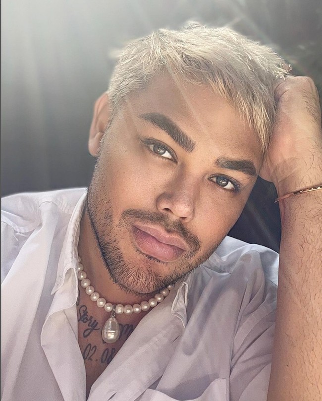 Sebelumnya penampilan Ivan Gunawan juga sempat mencuri atensi, ketika dirinya mengaku berhasil menurunkan berat badan hingga puluhan kilogram. Tubuhnya kini pun jadi terlihat lebih kurus dan wajahnya semakin tirus. Foto: Instagram/@ivan_gunawan