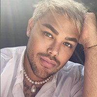 Sebelumnya penampilan Ivan Gunawan juga sempat mencuri atensi, ketika dirinya mengaku berhasil menurunkan berat badan hingga puluhan kilogram. Tubuhnya kini pun jadi terlihat lebih kurus dan wajahnya semakin tirus. Foto: Instagram/@ivan_gunawan