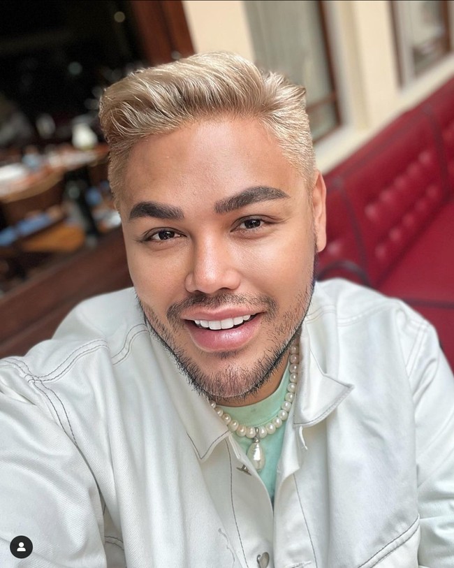 Penampilan Ivan Gunawan dengan rambut pendek blondenya itu pertama kali dibagikan Ivan Gunawan di akun Instagramnya pada 19 September. Ivan yang kala itu mengenakan kemeja putih yang dipadukan dengan dalaman kaos berwarna hijau muda tampak tersenyum ke arah kamera sambil memamerkan rambut barunya. Hey ... its monday & its new me, tulis Ivan. Foto: Instagram/@ivan_gunawan