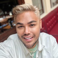 Penampilan Ivan Gunawan dengan rambut pendek blondenya itu pertama kali dibagikan Ivan Gunawan di akun Instagramnya pada 19 September. Ivan yang kala itu mengenakan kemeja putih yang dipadukan dengan dalaman kaos berwarna hijau muda tampak tersenyum ke arah kamera sambil memamerkan rambut barunya. Hey ... its monday & its new me, tulis Ivan. Foto: Instagram/@ivan_gunawan