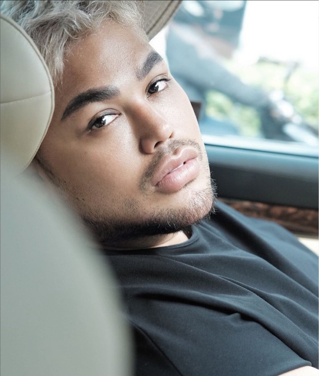 Penampilan baru Ivan Gunawan itu dengan cepat langsung mencuri atensi netizen. Tak sedikit yang kemudian membanjiri kolom komentar unggahannya dengan beragam pujian. Cakepnyaa, makin tirusss, komentar salah seorang netizen. Foto: Instagram/@ivan_gunawan