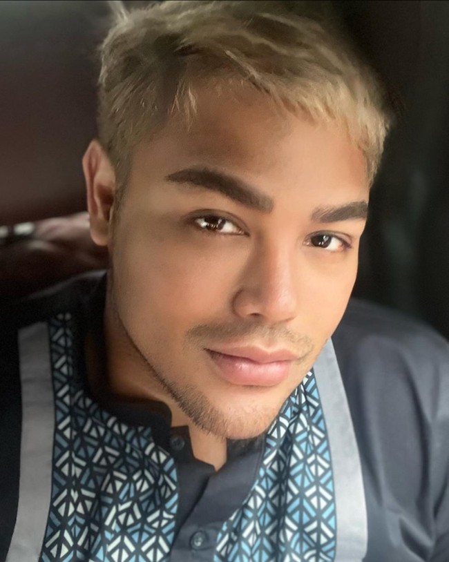 Gaya rambut baru Ivan Gunawan berhasil mencuri atensi. Biasa tampil dengan rambut hitam, kini pria 40 tahun itu terlihat mengubah warna rambutnya menjadi blonde. Foto: Instagram/@ivan_gunawan