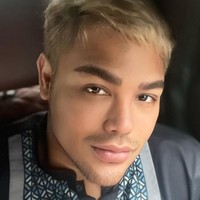 Gaya rambut baru Ivan Gunawan berhasil mencuri atensi. Biasa tampil dengan rambut hitam, kini pria 40 tahun itu terlihat mengubah warna rambutnya menjadi blonde. Foto: Instagram/@ivan_gunawan