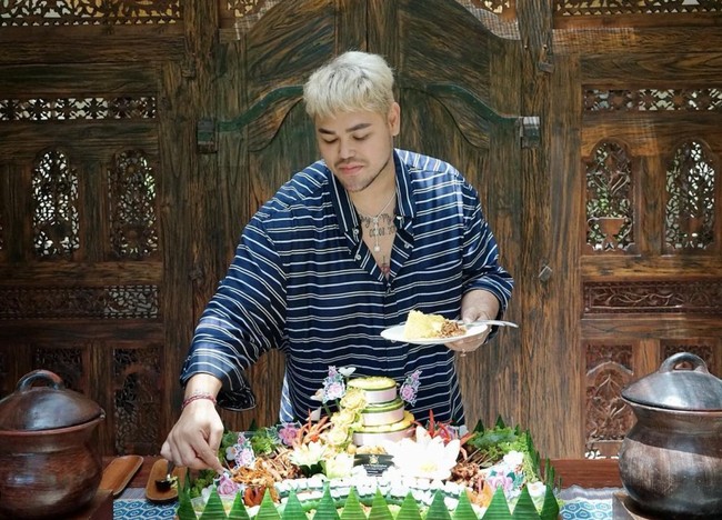 Dengan tubuh yang semakin langsing, wajah tirus, dan rambut blonde, penampilan Ivan kini pun jadi semakin tampan dan juga fresh. Melalui akun Instagramnya Ivan cukup sering memamerkan foto-foto penampilan barunya. Foto: Instagram/@ivan_gunawan