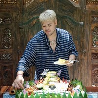 Dengan tubuh yang semakin langsing, wajah tirus, dan rambut blonde, penampilan Ivan kini pun jadi semakin tampan dan juga fresh. Melalui akun Instagramnya Ivan cukup sering memamerkan foto-foto penampilan barunya. Foto: Instagram/@ivan_gunawan