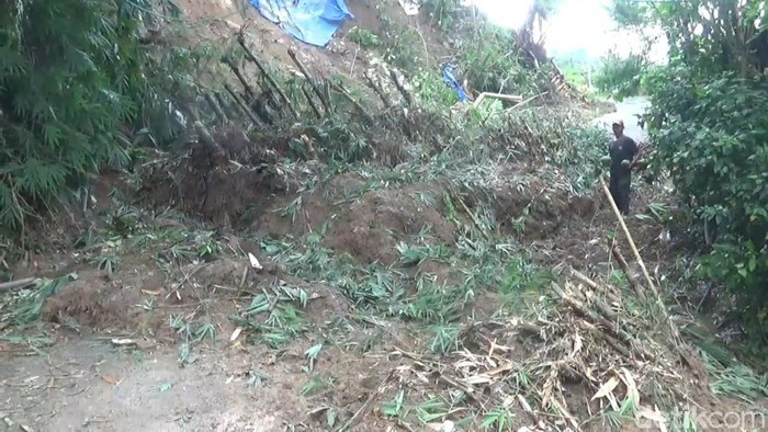 Jalan penghubung antara Watulimo-Kampak Trenggalek terputus karena longsor