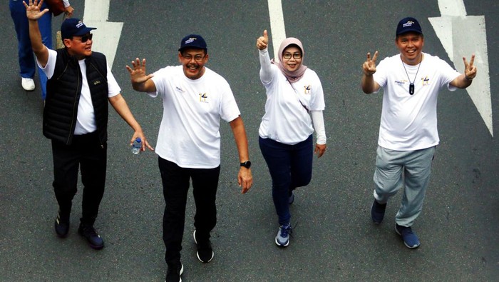 Mandiri Inhealth menggelar jalan sehat bersama di kawasan car free day, Jakarta, Minggu (9/10). Kegiatan ini dalam rangka memperingati HUT ke-14 Mandiri Inhealth.