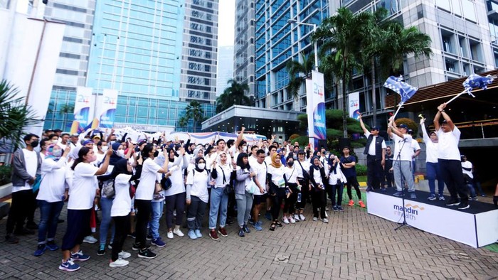 Mandiri Inhealth menggelar jalan sehat bersama di kawasan car free day, Jakarta, Minggu (9/10). Kegiatan ini dalam rangka memperingati HUT ke-14 Mandiri Inhealth.