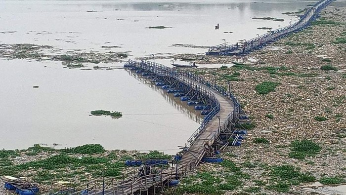 Jembatan Apung di KBB Patah Terdorong Sampah dan Eceng Gondok