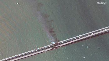 Hari ini jam 11 AM waktu lokal, terlihat keadaan usai ledakan yang merusak jembatan Crimea yang menghubungkan semenanjung Crimea dengan daratan Rusia, tulis Maxar. Foto: Maxar