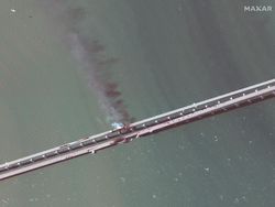 Ledakan Hebat Jembatan Crimea Andalan Rusia Dijepret dari Satelit