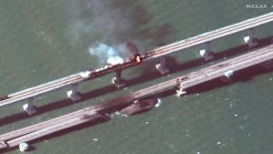 Ledakan Hebat Jembatan Crimea Andalan Rusia Dijepret dari Satelit