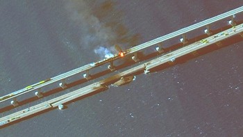 Kerusakan terlihat di bagian jembatan yang dilalui kendaraan dan bagian yang ada rel keretanya, tulis Maxar. Foto: Maxar