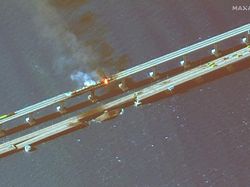 Ledakan Hebat Jembatan Crimea Andalan Rusia Dijepret dari Satelit