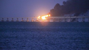 Otoritas Rusia menyebut kebakaran hebat yang menyelimuti rangkaian tangki bahan bakar yang diangkut dengan kereta di jembatan Crimea disebabkan oleh sebuah bom mobil. Moskow menyatakan sedikitnya tujuh tangki bahan bakar kini dilalap api. Foto: Getty Images