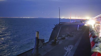 Selama perang Rusia dan Ukraina terjadi, jembatan Crimea yang terdiri atas ruas jalanan dan rel kereta api itu menjadi jalur transportasi utama untuk membawa peralatan militer kepada tentara Rusia yang bertempur di Ukraina, khususnya di wilayah selatan. Selain itu juga untuk mengangkut tentara Rusia. Foto: Associated Press