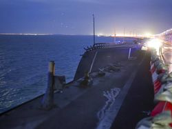 Ledakan Hebat Jembatan Crimea Andalan Rusia Dijepret dari Satelit