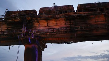 Jembatan yang dibangun atas perintah Presiden Rusia Vladimir Putin di atas Selat Kerch itu merupakan satu-satunya penghubung antara area Crimea dengan Rusia. Moskow mencaplok Crimea dari Ukraina tahun 2014 yang tidak diakui dunia internasional. Foto: Associated Press