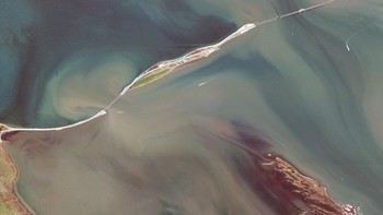 Perusahaan satelit Maxar Technologies membagikan foto jembatan antariksa dari luar angkasa sesaat setelah terkena ledakan. Foto: Maxar