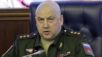 Sergei Surovikin merupakan mantan kepala Angkatan Udara Rusia. Pada musim panas lalu, dia dilantik sebagai kepala kelompok militer selatan menggantikan Jenderal Alexander Dvornikov yang hanya bertahan beberapa bulan di posisi itu. Pavel Golovkin/AP Photo.