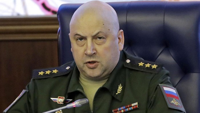 Jenderal Sergei Surovikin Ditunjuk Rusia Pimpin Serangan ke Ukraina Jenderal Sergei Surovikin ditunjuk oleh Rusia untuk memimpin serangan ke Ukraina. Sergei Surovikin merupakan jenderal yang menembaki pengunjuk rasa pro-demokrasi pada 1990-an.