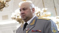 Penunjukan Jenderal Sergei Surovikin dilakukan pada hari yang sama ketika Vladimir Putin mendapat pukulan memalukan setelah ledakan di jembatan Kerch menenggelamkan bagian jalan raya ke Selat Kerch dan menyebabkan kebakaran besar di rel kereta api. Kirill Kudryavtsev/Reuters.