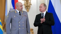 Sergei Surovikin adalah seorang komandan veteran yang memimpin ekspedisi militer Rusia di Suriah pada tahun 2017, di mana ia dituduh menggunakan taktik kontroversial termasuk pengeboman membabi buta terhadap pejuang anti-pemerintah. Alexei Druzhinin, Sputnik, Kremlin Pool Photo via AP.