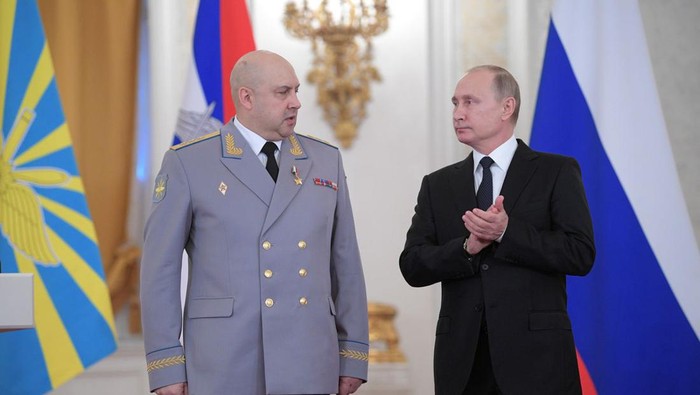 Jenderal Sergei Surovikin (kiri) dan Vladimir Putin (kanan). (Reuters)