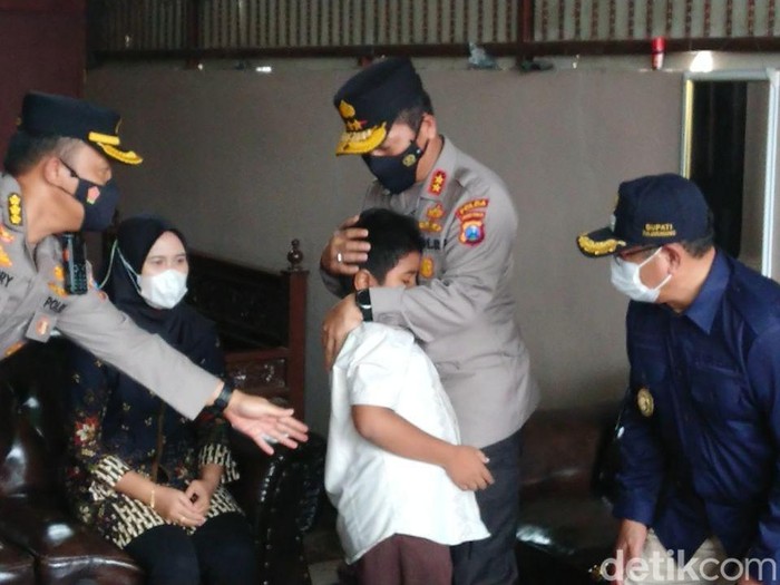 Kapolda Jatim Irjen Nico Afinta mengunjungi keluarga yang ditinggalkan polisi korban tewas dalam Tragedi Kanjuruhan.