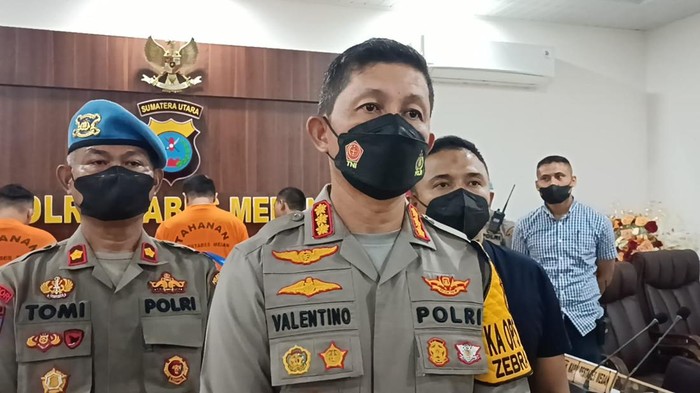 Kapolrestabes Medan Kombes Valentino Alfa Tatareda berikan keterangan terkait tiga oknum polisi yang mau mencuri motor. Foto: Goklas Wisely/detikSumut