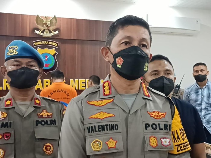 Kapolrestabes Medan Kombes Valentino Alfa Tatareda berikan keterangan terkait tiga oknum polisi yang mau mencuri motor. Foto: Goklas Wisely/detikSumut