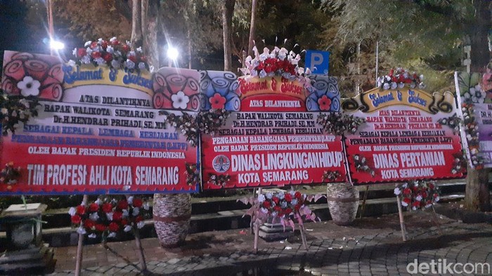 Karangan bunga berdatangan di Balai Kota Semarang, berisi ucapan selamat kepada Hendrar Prihadi (Hendi) yang dikabarkan akan dilantik sebagai Kepala LKPP.