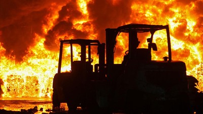 Penampakan Kobaran Api Lumat Gudang Karet di Surabaya