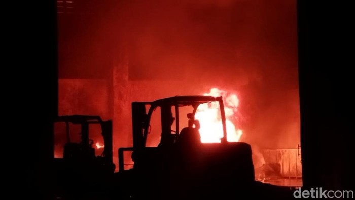 Kebakaran pabrik karet surabaya