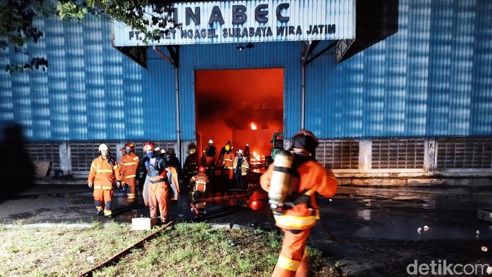 Kebakaran pabrik karet surabaya