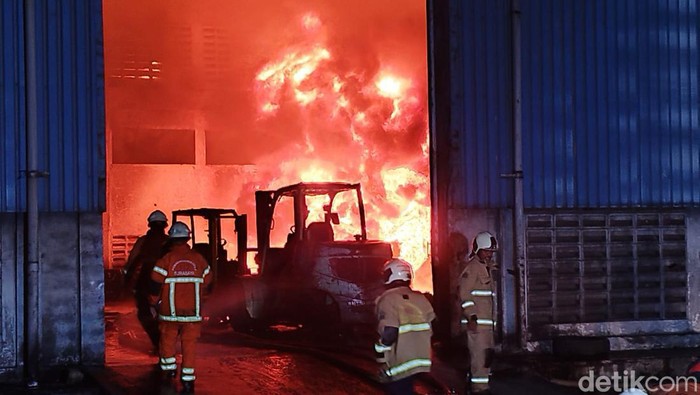 Kebakaran pabrik karet surabaya