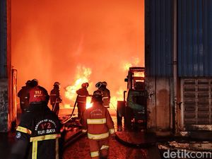 Polisi Pastikan Tak Ada Korban Dalam Kebakaran Gudang Karet Surabaya