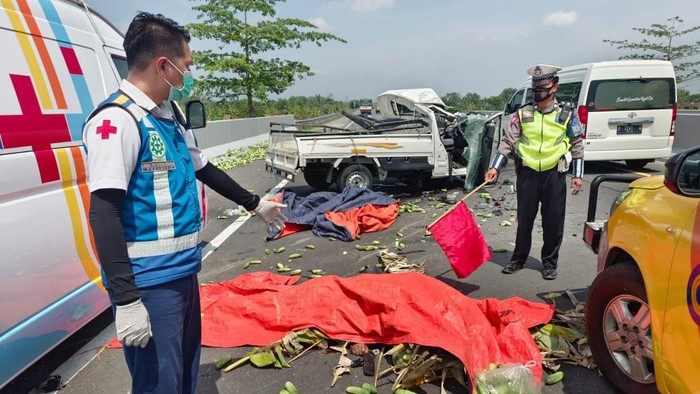 kecelakaan di tol gempol pasuruan pikap muat mentimun
