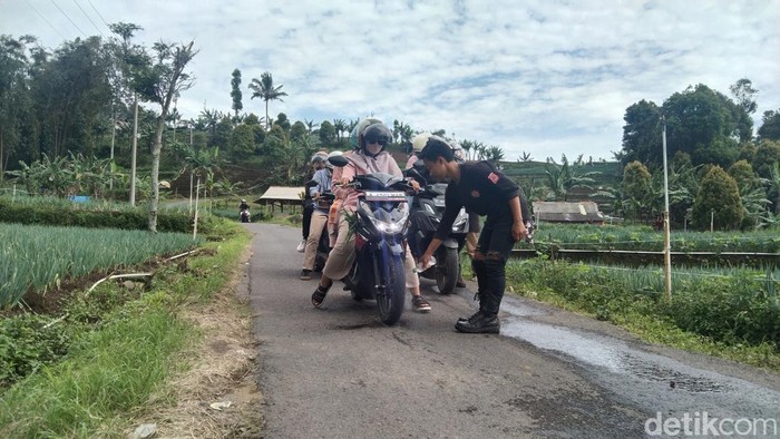 Kendaraan pengunjung saat dicek kampas remnya saat memasuki areaTerasering Panyaweuyan Majalengka.