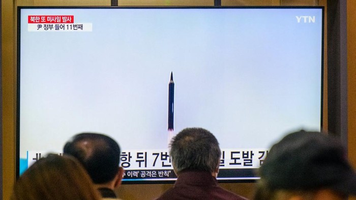 Korea Utara kembali menembakkan rudal balistik ke laut Korea Selatan di tengah latihan militer pimpinan Amerika Serikat di wilayah tersebut.