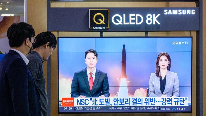 Korea Utara kembali menembakkan rudal balistik ke laut Korea Selatan di tengah latihan militer pimpinan Amerika Serikat di wilayah tersebut.