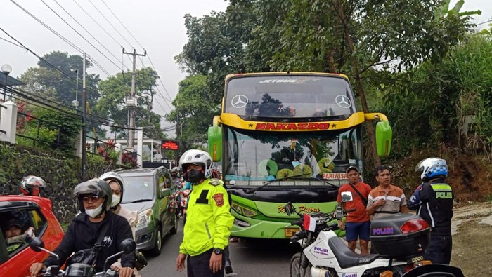 Lalin puncak arah Jakarta macet di Kawasan Riung Gunung, Bogor gegara ada bus mogok.