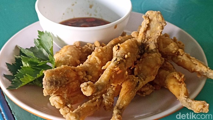 Aneka menu yang ditawarkan yaitu swike krispi, swike kuah, dan cah swike. Harganya mulai dari Rp 30-ribuan.