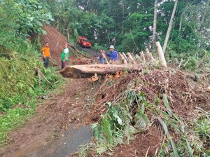 Blokade Jalan, 5 Titik Longsor Karangasem Butuh Alat Berat