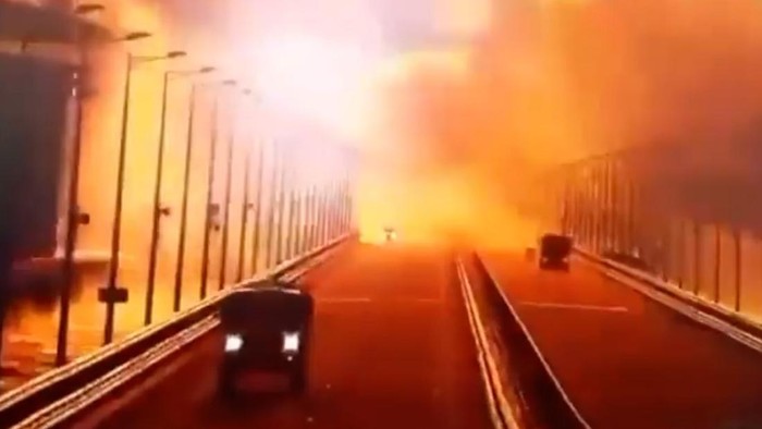 Ledakan mengguncang jembatan Crimea, Sabtu (8/10). Tak hanya memicu kebakaran, ledakan itu juga mengakibatkan kerusakan parah pada ruas jalanan di jembatan.