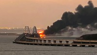 Ledakan itu, yang menurut pihak berwenang Rusia disebabkan oleh sebuah bom truk, berisiko menyebabkan eskalasi tajam dalam perang delapan bulan antara Rusia dan ukraina. Reuters/Stringer.