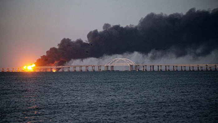 Melihat Lagi Ledakan di Jembatan Crimea Ledakan mengguncang jembatan Crimea, Sabtu (8/10). Tak hanya memicu kebakaran, ledakan itu juga mengakibatkan kerusakan parah pada ruas jalanan di jembatan.